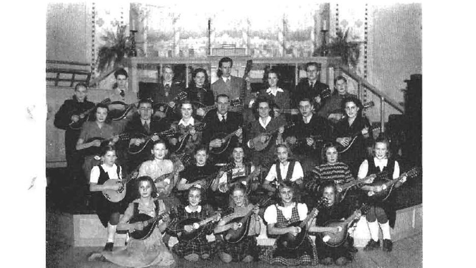 1947-andolinorkester.JPG